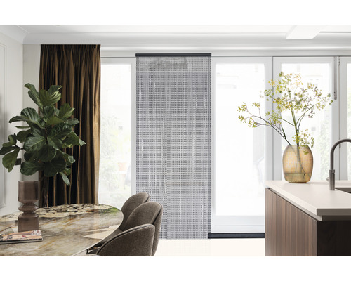 Lichte woning met schuifpaneel, eettafel en kamerplant