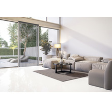 Lichte woonkamer met bank, tafel, vloerlamp en insectenhor voor de terrasdeur