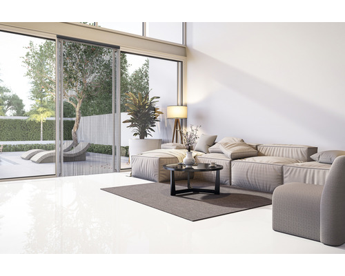 Lichte woonkamer met bank, tafel, vloerlamp en insectenhor voor de terrasdeur