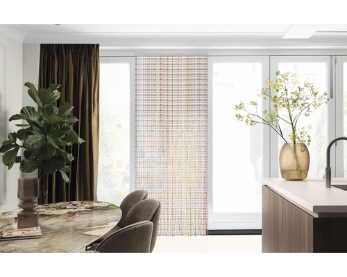 Woonkamer met schuifgordijn, eettafel en kamerplant