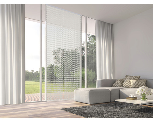 Woonkamer met schuifgordijnen en bankstel