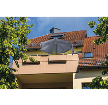 Balkon met parasol bij woonhuis