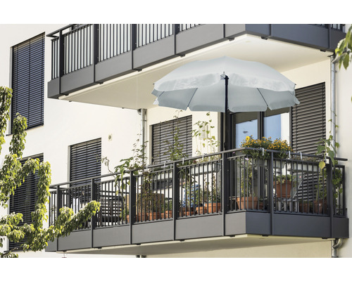 Balkonscène met parasol en planten