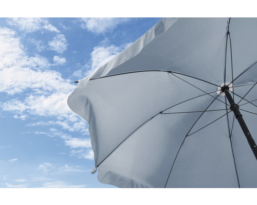 Open parasol tegen blauwe hemel