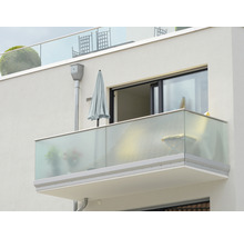 Buitenaanzicht van een balkon met glazen balustrade en parasol