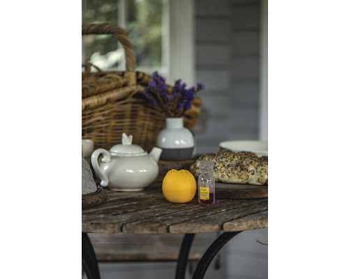 Scene met geurolieverspreider, theepot en mand op een tafel