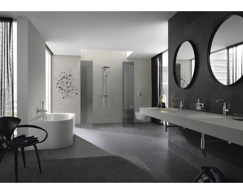 Lichte badkamer met ligbad, douche en dubbele wastafel