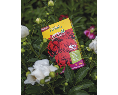 EcoStyle Rozenmest verpakking te midden van rozenplanten.