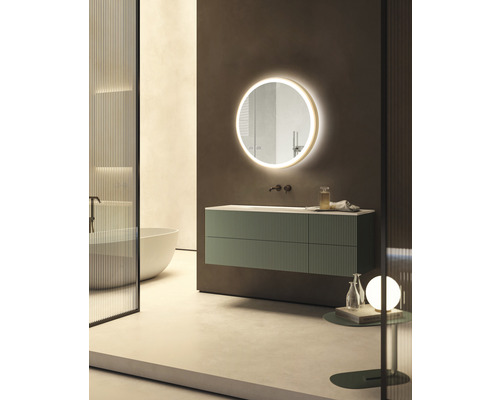 Moderne badkamer met wastafel, ronde spiegel en bad