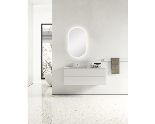 Moderne badkamer met wastafel, verlichte spiegel en handdoekhouder.