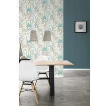 Eetkamer met bloemmotief behang, eettafel en stoelen.