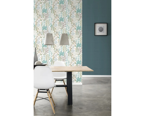 Eetkamer met bloemmotief behang, eettafel en stoelen.