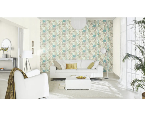 Lichte woonkamer met bloemenbehang, bank en fauteuil