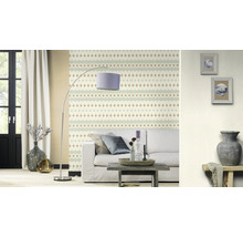 Woonkamer met patroonbehang, bank, staande lamp en decoratie