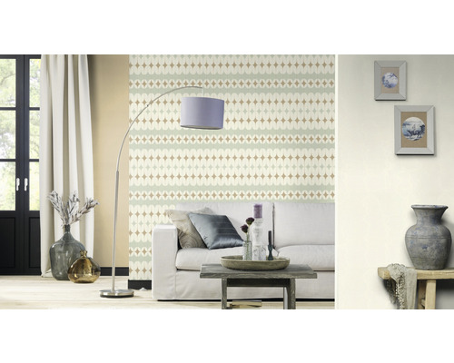 Woonkamer met patroonbehang, bank, staande lamp en decoratie