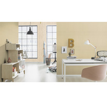 Lichte werkkamer met bureau, stoel, boekenkast en patroonbehang