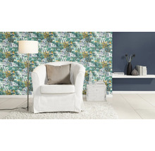 Woonkamer met patroonbehang, fauteuil en vloerlamp