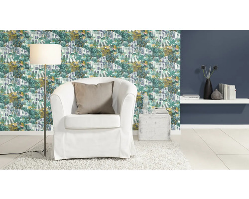 Woonkamer met patroonbehang, fauteuil en vloerlamp