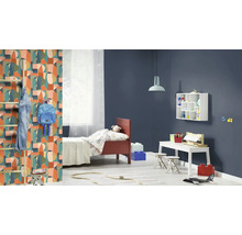 Kindvriendelijke kamer met bed, speelgoed en geometrisch behang