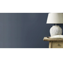Decoratieve tafellamp op een nachtkastje in de slaapkamer
