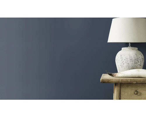 Decoratieve tafellamp op een nachtkastje in de slaapkamer