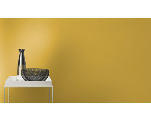 Decoratieve scène met tafel, vaas en schaal