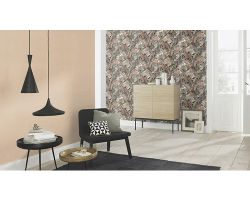 Woonkamer met bloemetjesbehang, dressoir, stoel, vloerkleed en hanglampen