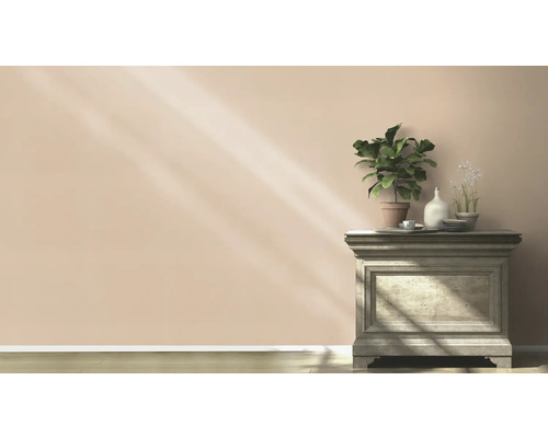 Decoratief dressoir met planten en decoratieve items in een lichte ruimte.