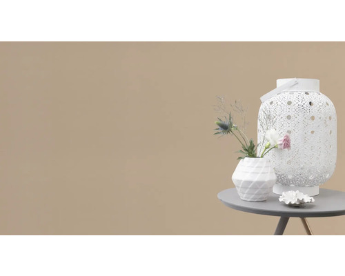 Decoratieve scène met witte lantaarn, vaas en bloemen op een tafel