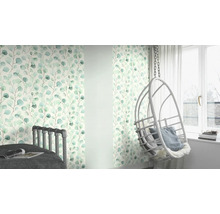 Woonkamer met behang met eucalyptusmotief, bed en hangstoel