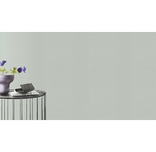 Decoratieve scène met bloemen, vaas, boek en handtas op een bijzettafel