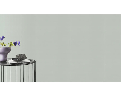 Decoratieve scène met bloemen, vaas, boek en handtas op een bijzettafel