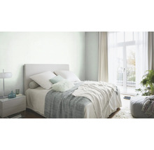 Lichte slaapkamer met bed, nachtkastje en daglicht