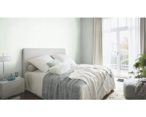 Lichte slaapkamer met bed, nachtkastje en daglicht