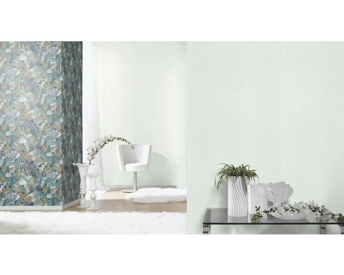 Gedecoreerde kamer met patroonbehang en meubels