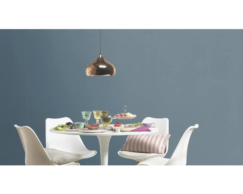 Eettafel met stoelen en een hanglamp boven de tafel.