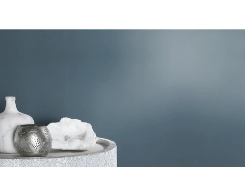 Decoratieve opstelling met vaas, theelichthouder en kwarts op een tafel