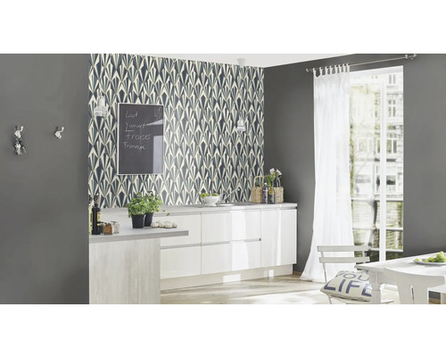 Keukenscène met behang met patroon, keukenmeubels en decoraties.