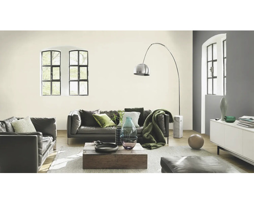 Woonkamer met bank, fauteuil, salontafel en vloerlamp