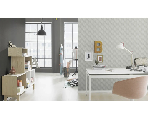 Lichte ruimte met bureau, stoel, rekken en groot raam voor een moderne sfeer