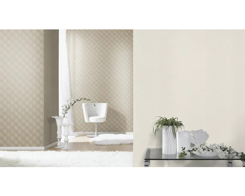 Lichte kamer met patroonbehang, stoel en decoratie