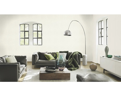 Woonkamer met leren bank, houten salontafel en booglamp