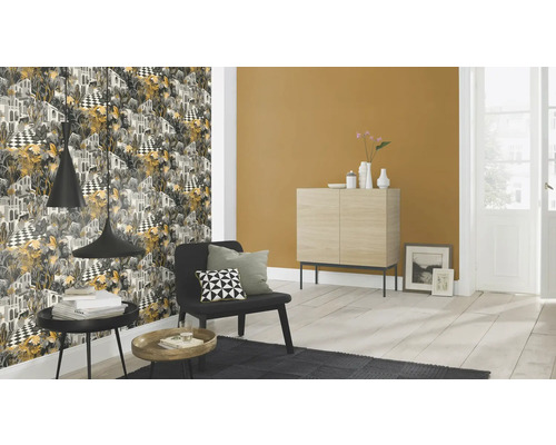 Woonkamer met patroonbehang, fauteuil en ladekast