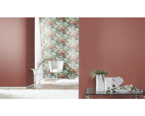 Decoratief interieur met behang met print, stoel en woonaccessoires in een kamer