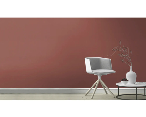 Kameroverzicht met stoel, bijzettafel en muurverf