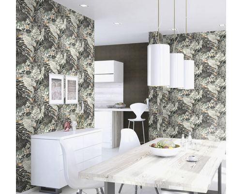 Een eetkamer met een eettafel en stoelen en een behang met bladeren.