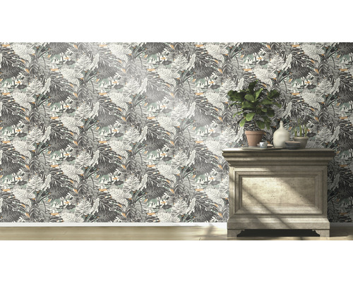 Decoratieve kamer met een behang met bladerdessin en een commode