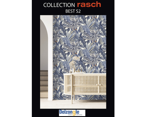 Kamer met Rasch-behang met bladerpatroon en lichte houten kast