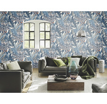 Woonkamer met blauw patroon bladbehang, bank en houten tafel