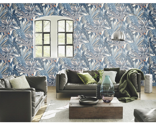 Woonkamer met blauw patroon bladbehang, bank en houten tafel